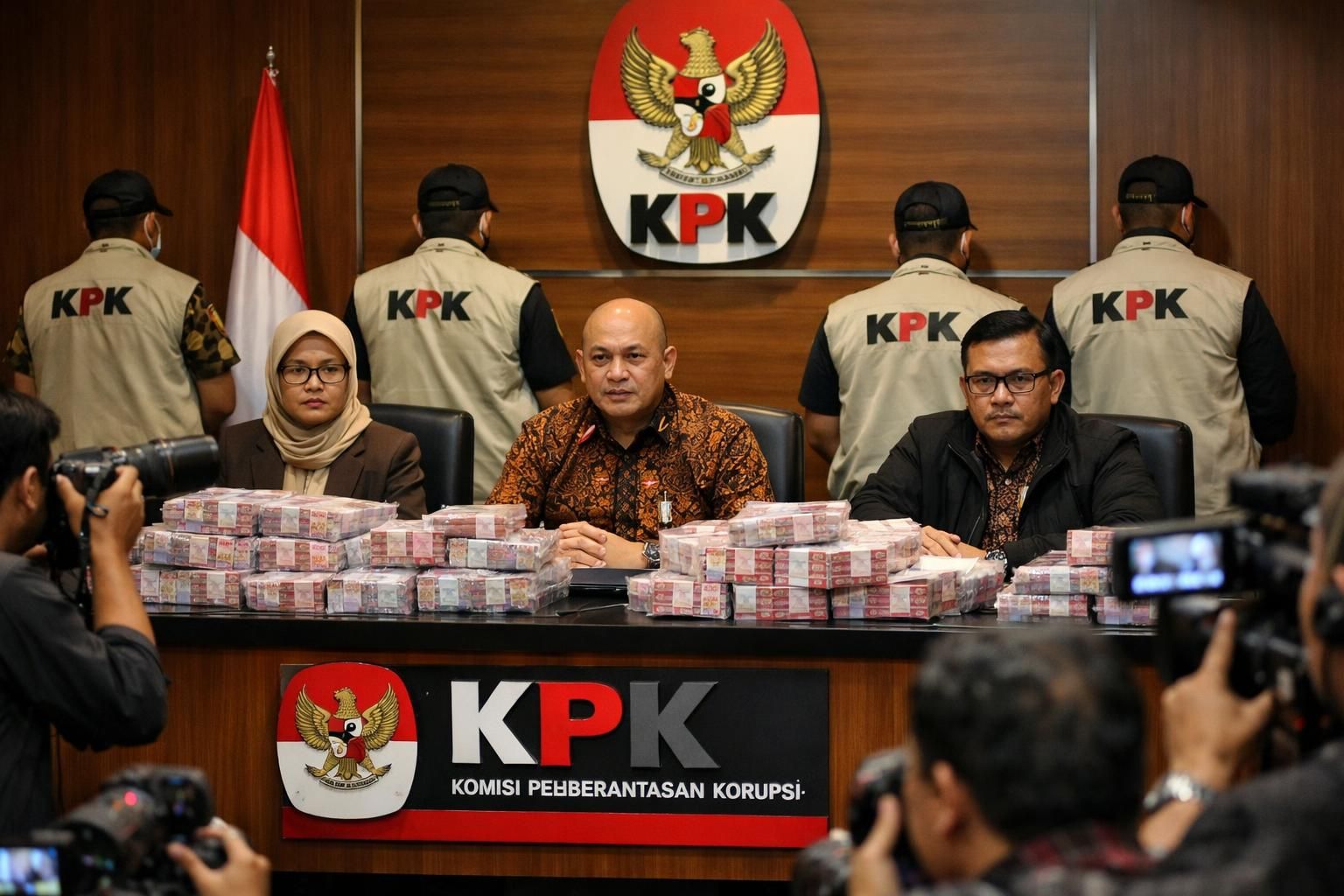 kpk berhasil mengamankan rp 2 miliar dalam operasi tangkap tangan terhadap bupati pemalang anom widiyantoro, terkait kasus korupsi. baca berita lengkapnya di detiknews.