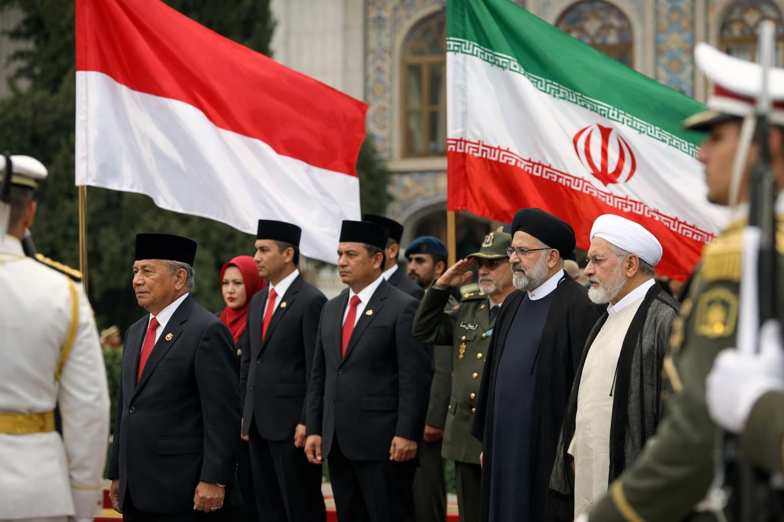 kementerian luar negeri indonesia menanggapi kritik terhadap dino; menlu dan ketua mpr siap menghadiri pemakaman khamenei sebagai bentuk penghormatan dan diplomasi.