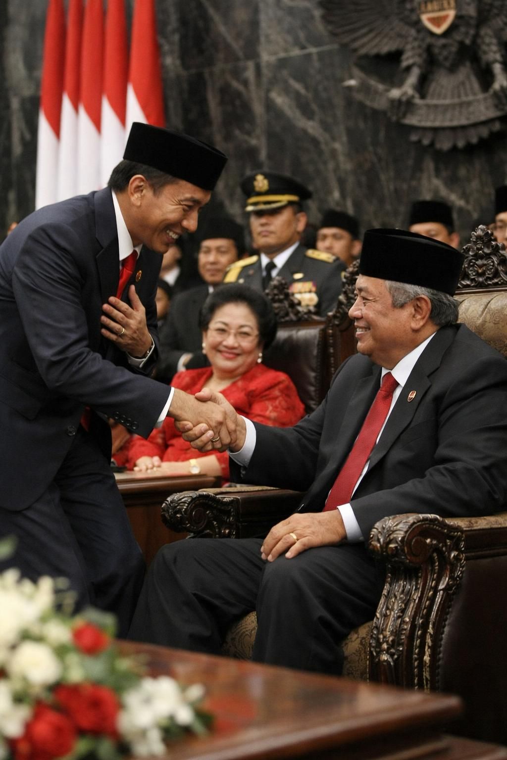 setelah pidato yang mengesankan, prabowo memberikan penghormatan dan salam hangat kepada jokowi sebagai simbol persatuan dan penghargaan.